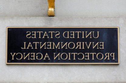 FILE PHOTO: Signage is seen at the headquarters of the United States Environmental Protection Agency (EPA) in Washington, D.C., U.S.2021年5月10日. REUTERS/Andrew Kelly/File Photo